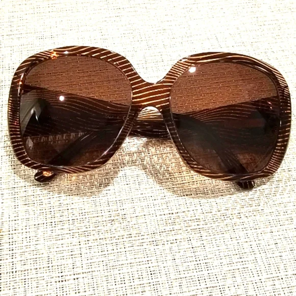 Versace Stylish Brown And Tan Sunglasses With Pattern - Picture 3 of 6